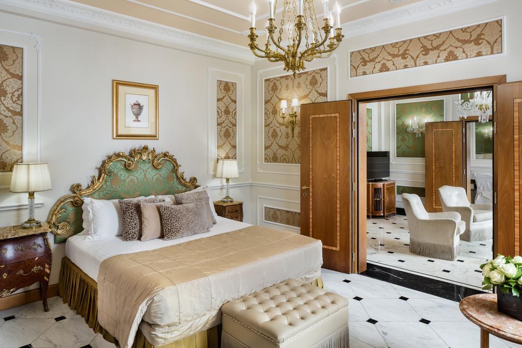 Baglioni Hotel Carlton - The Leading Hotels Of The World Milan Bagian luar foto