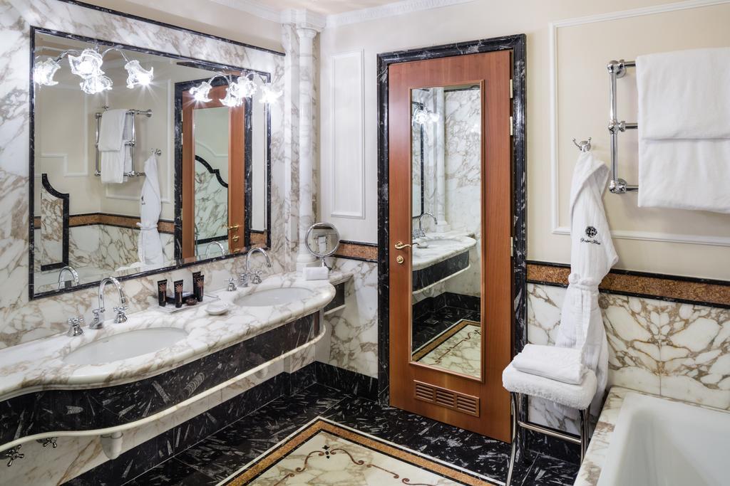 Baglioni Hotel Carlton - The Leading Hotels Of The World Milan Bagian luar foto