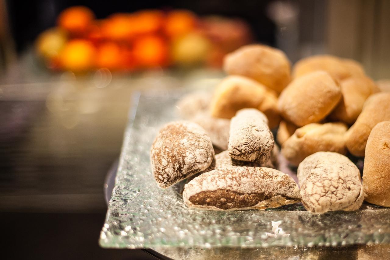 Baglioni Hotel Carlton - The Leading Hotels Of The World Milan Bagian luar foto